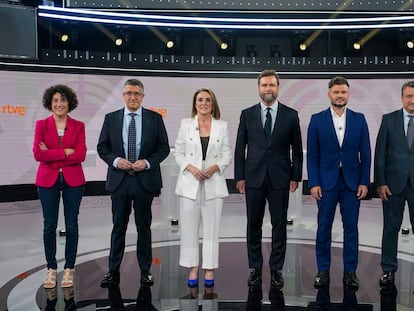 Desde la izquierda, Aina Vidal (Sumar), Patxi López (PSOE), Cuca Gamarra (PP), Iván Espinosa de los Monteros (Vox), Gabriel Rufián (ERC), Aitor Esteban (PNV) y Oskar Matute (EH Bildu), antes del debate en RTVE en Madrid.