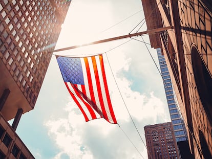 Una bandera estadounidense en un edificio en Manhattan, Nueva York.