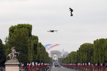 En la apertura del desfile, en la plaza de la Concordia, se exhibieron robots y drones que utilizan las fuerzas armadas, mientras que el plato fuerte del acto consistió en una demostración futurista de Flyboard Air, una plataforma que permite planear con cinco turboreactores, inventada por el francés Franky Zapata, que pilotó su aparato a varias decenas de metros del suelo. 