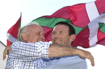 Arzalluz abraza a Ibarretxe durante la celebración del <i>Alderdi Eguna</i> en la localidad alavesa de Foronda.