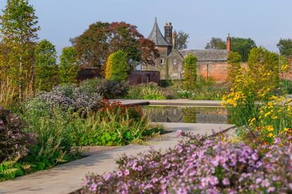 Un oasis de plantas exóticas del paisajista Tom Stuart-Smith; otro vergel aledaño, diseñado por el Harris Bugg Studio, que muestra técnicas de cultivo productivas y vegetales comestibles, tanto habituales como inusuales; el primer (e incipiente aún) jardín chino auténtico del Reino Unido y un área inmensa destinada a que los niños aprendan a interactuar con la naturaleza. Las 62 hectáreas del nuevo Garden Bridgewater, el gran proyecto hortícola dentro de un entorno urbano de la Royal Horticultural Society, una de las más importantes organizaciones benéficas de jardinería, se puede visitar —con un año de retraso por la covid— desde mayo en Salford, a las afueras de Mánchester. Más información: <a href="https://www.rhs.org.uk/gardens/bridgewater" target="_blank">Color Factory</a>