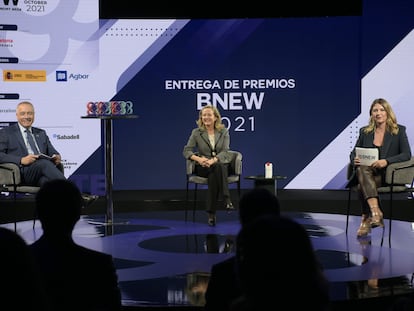 D'esquerra a dreta, Pere Navarro, delegat especial de l'Estat en el Consorci de la Zona Franca de Barcelona (CZFB); Nadia Calviño, vicepresidenta primera del Govern i ministra d'Assumptes Econòmics, i Blanca Sorigué, directora general del CZFB, durant la BNEW 2021.