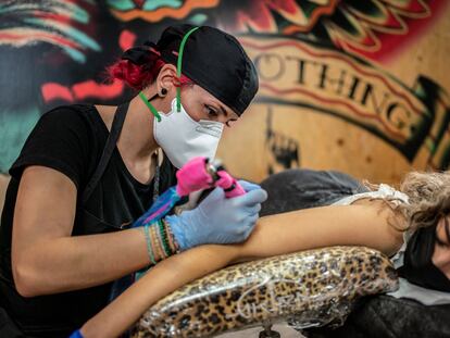 María Rubio repasa uno de los tatuajes de Mireia Bustos.