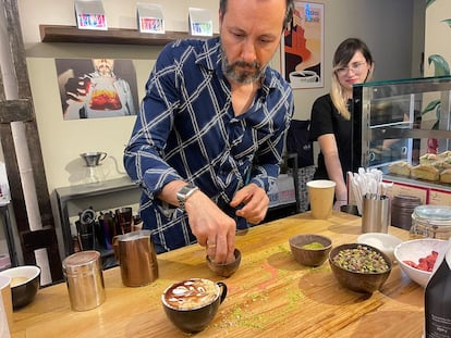 Naji Alasil, dueño de Naji Specialty Coffe, prepara un café con pistacho, la especialidad de la casa, en Madrid.