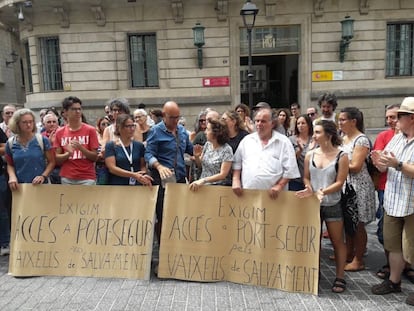 People demonstrating in Palma de Mallorca to demand a solution for the Open Arms.