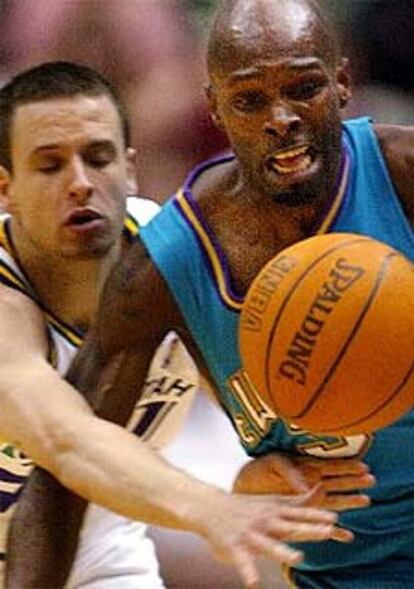 Raúl López lucha por un balón con Darrell Armstrong.