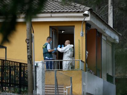 Miembros de la Guardia Civil trabajan en la vivienda donde ha tenido lugar el crimen machista de Buñol (Valencia).