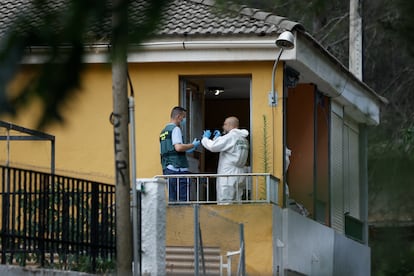 Miembros de la Guardia Civil trabajan en la vivienda donde ha tenido lugar el crimen machista de Buñol (Valencia).