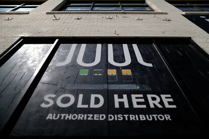 Fachada de una tienda que vende cigarrillos electrónicos de la marca Juul en Los Ángeles (EE UU).