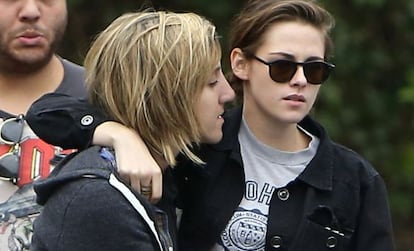 Kristen Stewart y Alicia Cargile paseando por Los Feliz, California.