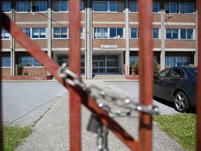 Verja cerrada del colegio de Lugo donde un profesor es investigado por presuntos abusos a cinco niñas del centro.