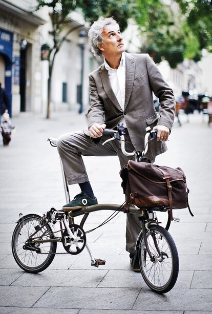 Jaime Serramalera, diseñador y fundador de la marca de zapatos Viales y de las zapatillas ARO. La Brompton de Jaime lleva incorporada la Bag Bike un diseño de Vialis para este modelo.