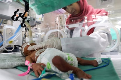 Personal médico atiende a un niño prematuro en una incubadora en el hospital Shifa de Gaza, este lunes.