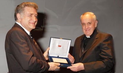 Abraham Skorka recibe de manos de Bergoglio el t&iacute;tulo de doctor honoris causa en Buenos Aires.  