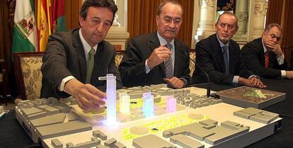 El arquitecto Luis Alonso Balaguer y De la Torre, ante la maqueta del proyecto.