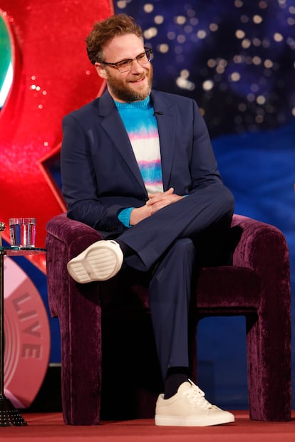 Rogen, ya como parte de esa nueva oleada de actores de Hollywood que cada vez se atreven más con los estampados y colores que llevan, incluso se suma a una de las tendencias de la temporada con este jersey tie-dye de Elder Statesman.