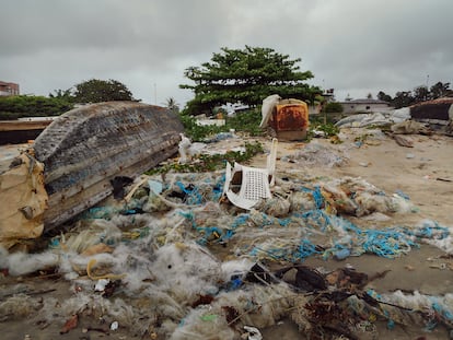 "Es necesario educar a la población sobre la importancia de mantener el mar y las playas limpias y evitar convertirlas en un vertedero", piensa Maximiliano Oko, el autor de esta fotografía tomada en la ciudad de Bata.