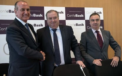 El presidente de Confebask, Roberto Larrañaga, flanqueado por el presidente saliente, Miguel Ángel Lujua, y el director general de la confederación empresarial vasca, Eduardo Aréchaga.