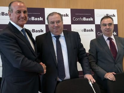 El presidente de Confebask, Roberto Larrañaga, flanqueado por el presidente saliente, Miguel Ángel Lujua, y el director general de la confederación empresarial vasca, Eduardo Aréchaga.