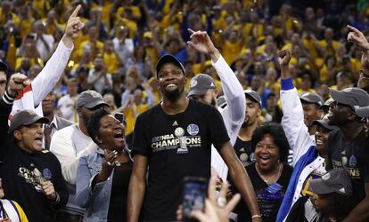 Kevin Durant celebra el t&iacute;tulo junto a su madre Wanda, a su derecha.