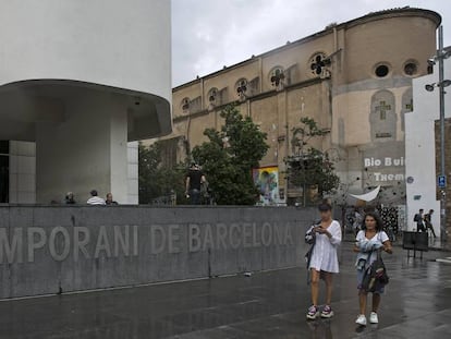 El edificio Meier del Macba y la Capella de la Misericòrdia, a la derecha, ayer por la tarde.