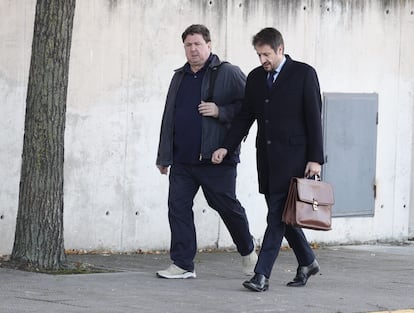 El denunciante de la trama Gürtel, José Luis Peña (izquierda), acude con su abogado a declarar como testigo a la Audiencia Nacional, el 30 de noviembre de 2021.