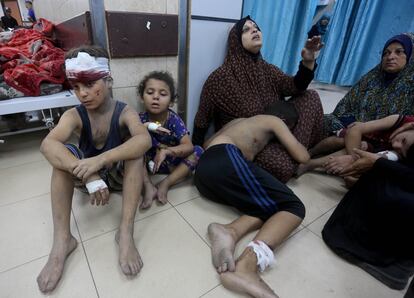 Niños heridos en un ataque israelí, junto a sus madres en el hospital Al Aqsa de Deir el Balah, en Gaza, este martes.