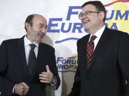 El secretario general del PSPV, Ximo Puig, junto al l&iacute;der del PSOE, Alfredo P&eacute;rez Rubalcaba, antes de la conferencia en el Forum Europa. 