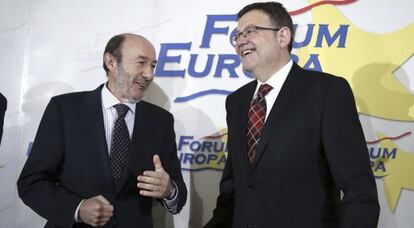 El secretario general del PSPV, Ximo Puig, junto al l&iacute;der del PSOE, Alfredo P&eacute;rez Rubalcaba, antes de la conferencia en el Forum Europa. 