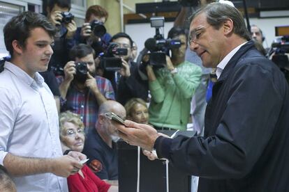 El actual líder del Partido Social Demócrata y primer ministro de Portugal, Pedro Passos Coelho acude a votar esta mañana en Massama, Portugal.