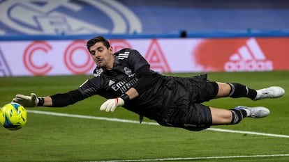 Courtois se estira por un balón en el partido contra el Rayo en el Bernabéu.