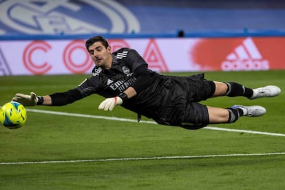 Courtois se estira por un balón en el partido contra el Rayo en el Bernabéu.