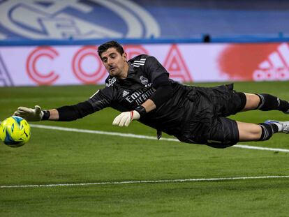 Courtois se estira por un balón en el partido contra el Rayo en el Bernabéu.