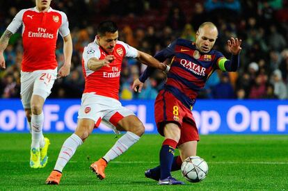 Andrés Iniesta intenta hacerse con el balón.