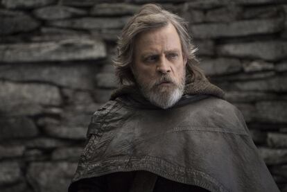 <b>Éxitos</b>: Cuando Hamill se dio cuenta de que Luke no le facilitaría una carrera frente a las cámaras, maduró e hizo lo más inteligente: ponerse detrás de un micrófono. Su trabajo en el doblaje le devolvió a las Comic-Con alrededor de EE UU gracias a convertirse en el Joker más querido por los fans, primero en la serie de animación de Batman en los noventa y después en numerosas películas y series. En su madurez le ha dado tiempo para poder reírse de sí mismo y colaborar en los homenajes de la generación que creció con él, y la tercera trilogía le ha dado espacio para dejarse ver en nuevos proyectos televisivos, si bien su principal profesión sigue siendo el doblaje. Lleva 40 años viviendo de la actuación, y cuatro décadas casado con su esposa.</p> <b>Fracasos</b>: Hamill nunca pudo convertirse en la estrella protagonista que estaba diseñado a ser. Una de las razones fueron las secuelas físicas que padeció tras sufrir un accidente de tráfico después de la primera 'Star Wars'. Hamill era, además, alguien que no llamaba la atención, simplón y sin demasiado carisma. Nunca quiso ser una estrella. Su personaje público le llegó cuando ya peinaba canas.