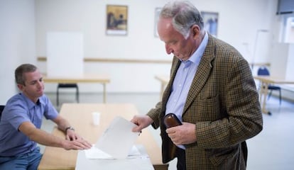 Alexander Gauland, n&uacute;mero uno de Alternativa por Alemania en el Estado de Brandeburgo deposita su voto en Postdam. 