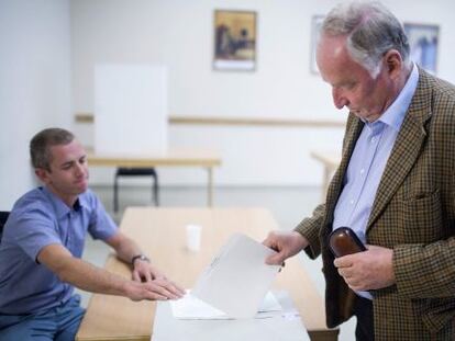 Alexander Gauland, n&uacute;mero uno de Alternativa por Alemania en el Estado de Brandeburgo deposita su voto en Postdam. 