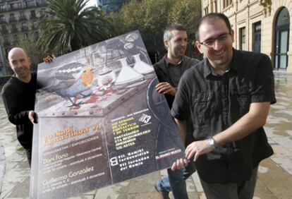 De izquierda a derecha, los artistas Dani Fano y Guillermo González y el comisario de la exposición, Iñaki Holgado.