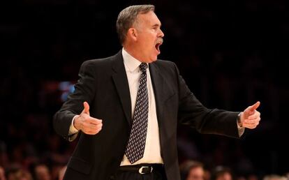 D'Antoni se queja durante un partido de los Lakers contra los Jazz de Utah.