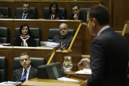 Iñigo Urkullu, sentado, escucha la intervención de Antonio Basagoiti.