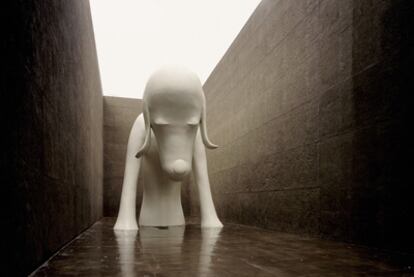 Perrito gigante que encargaron al artista pop Yoshitomo Nara, en el museo de arte Aomori.