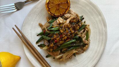 Un plato con este tipo de ensalada de pollo.