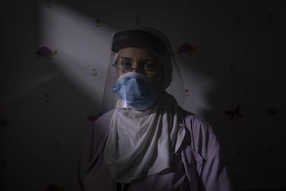 Sousan Faquih es enfermera, tiene 43 años y posa para una fotografía dentro de la unidad pediátrica del Hospital Universitario Rafik Hariri. “Controlar los cortes de luz se ha convertido en un estrés para todos los que trabajamos aquí”, asegura la doctora Wahida Ghalayini, directora general del centro.