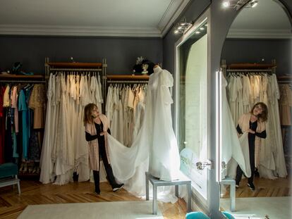 La diseñadora especializada en novias Laura Monge en su taller de Madrid. Carlos Martínez. Vídeo: Belén Fernández, Carlos Martínez.