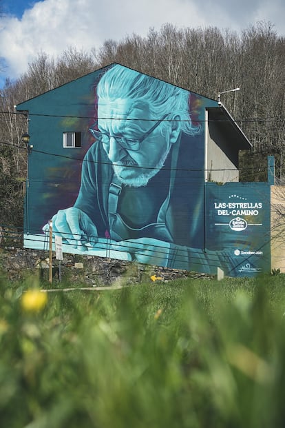 Galicia aparece por segunda vez en el ‘top 10’ de los mejores grafitis de 2021. En la localidad de Triacastela, en la provincia de Lugo, está este trabajo de <a href="https://www.mondevane.es/" target="_blank">Mon Devane</a>. El artista orensano ha retratado al lutier Xernán Arias, que arregla instrumentos en su taller de la localidad de Sarria. Esta obra, además, es una de las siete que el artista ha creado en las últimas siete etapas del Camino de Santiago por la Vía Francesa, dentro del 'Estrella Galicia. Las estrellas del Camino'.