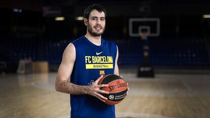 Álex Abrines, escolta y capitán del Barcelona, posa en el Palau Blaugrana.