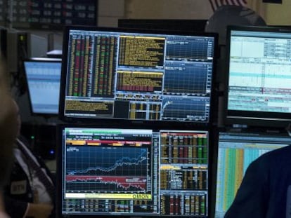 Inversores frente a las pantallas en la Bolsa de Nueva York