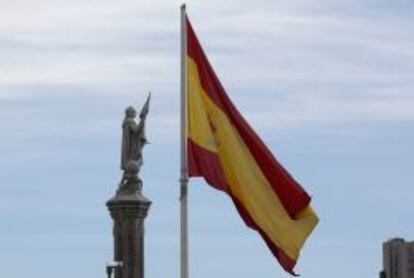 Bandera de Espa&ntilde;a en la plaza de Col&oacute;n de Madrid
