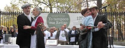 Protesta de los hosteleros de El Retiro por las nuevas condiciones para adjudicarse las contratas de los puestos de bebidas y aperitivos.