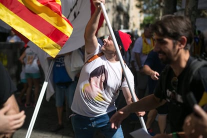 Un ciutad amb una samarreta en suport de la presidenta del Parlament, Carme Forcadell.